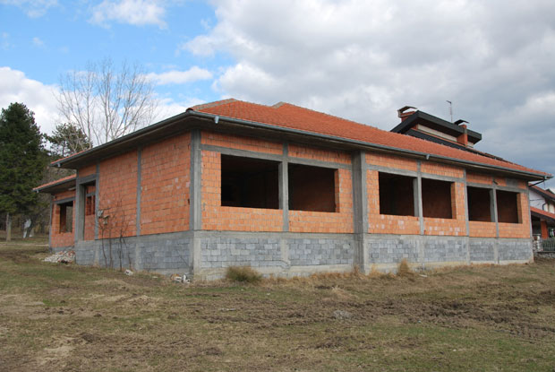 ШКОЛА НИЈЕ ЗАВРШЕНА НИ ПОСЛЕ 12 ГОДИНА: Клупе стигле, а прозора нема